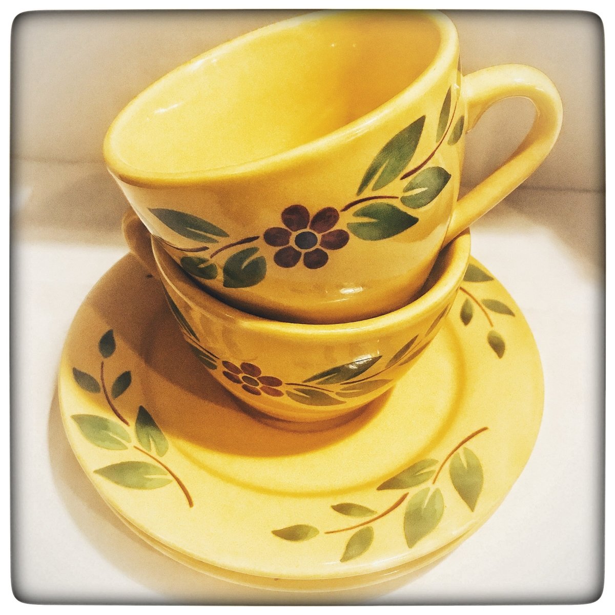 明亮复古Christineholm 茶具|向日葵黄色 |勃艮第花 |带两个杯子和碟子的瑞典茶壶