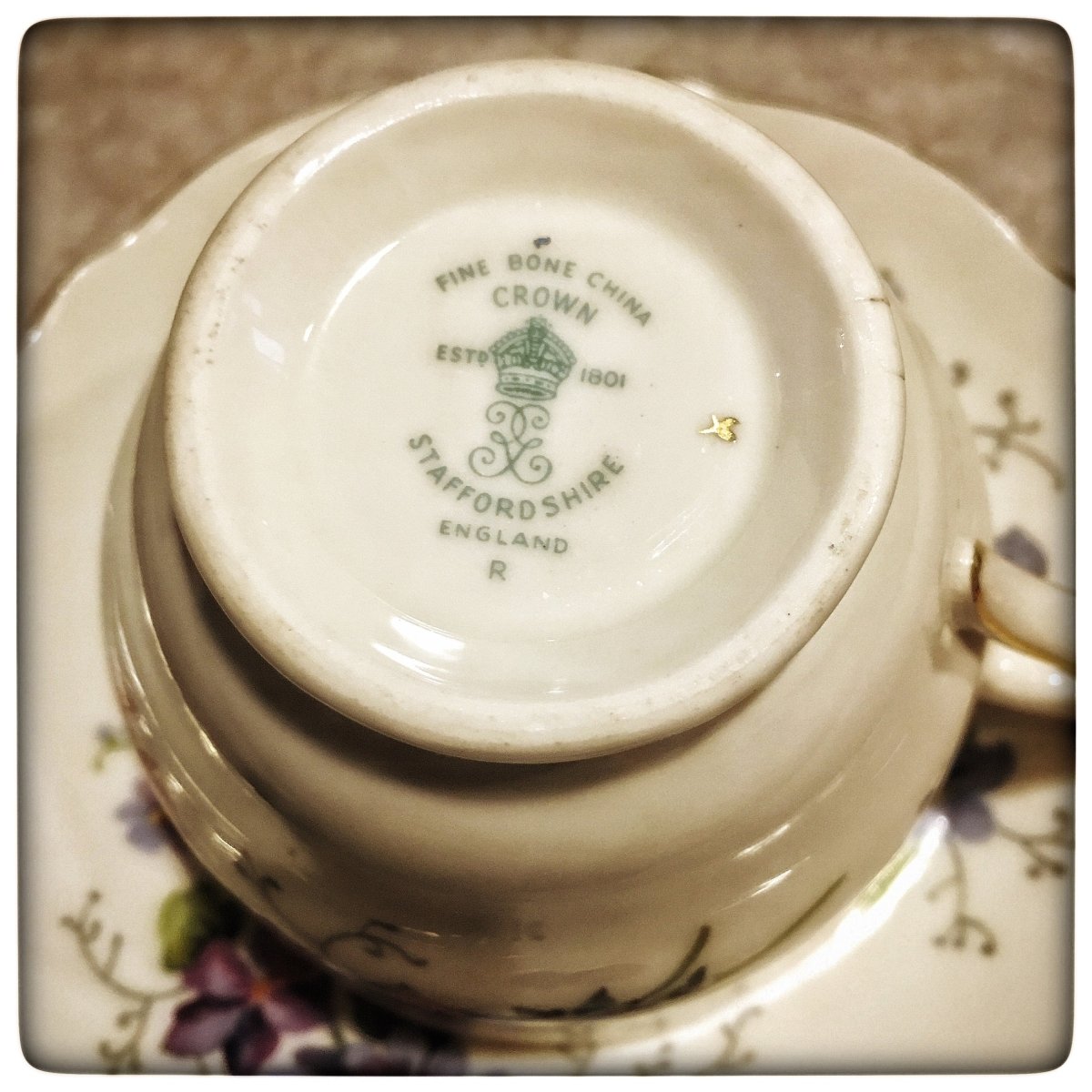 Vintage Crown Staffordshire，华丽的手绘金边杯碟，签名 JT Jones，特大尺寸花卉二重奏